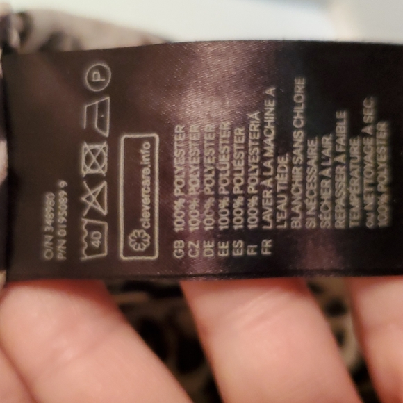 3/$30 H&M Sheer Sleeveless Button Down Top - Picture 5 of 6